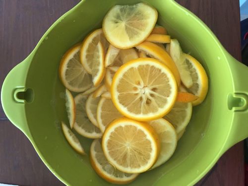 オレンジを水にさらす
